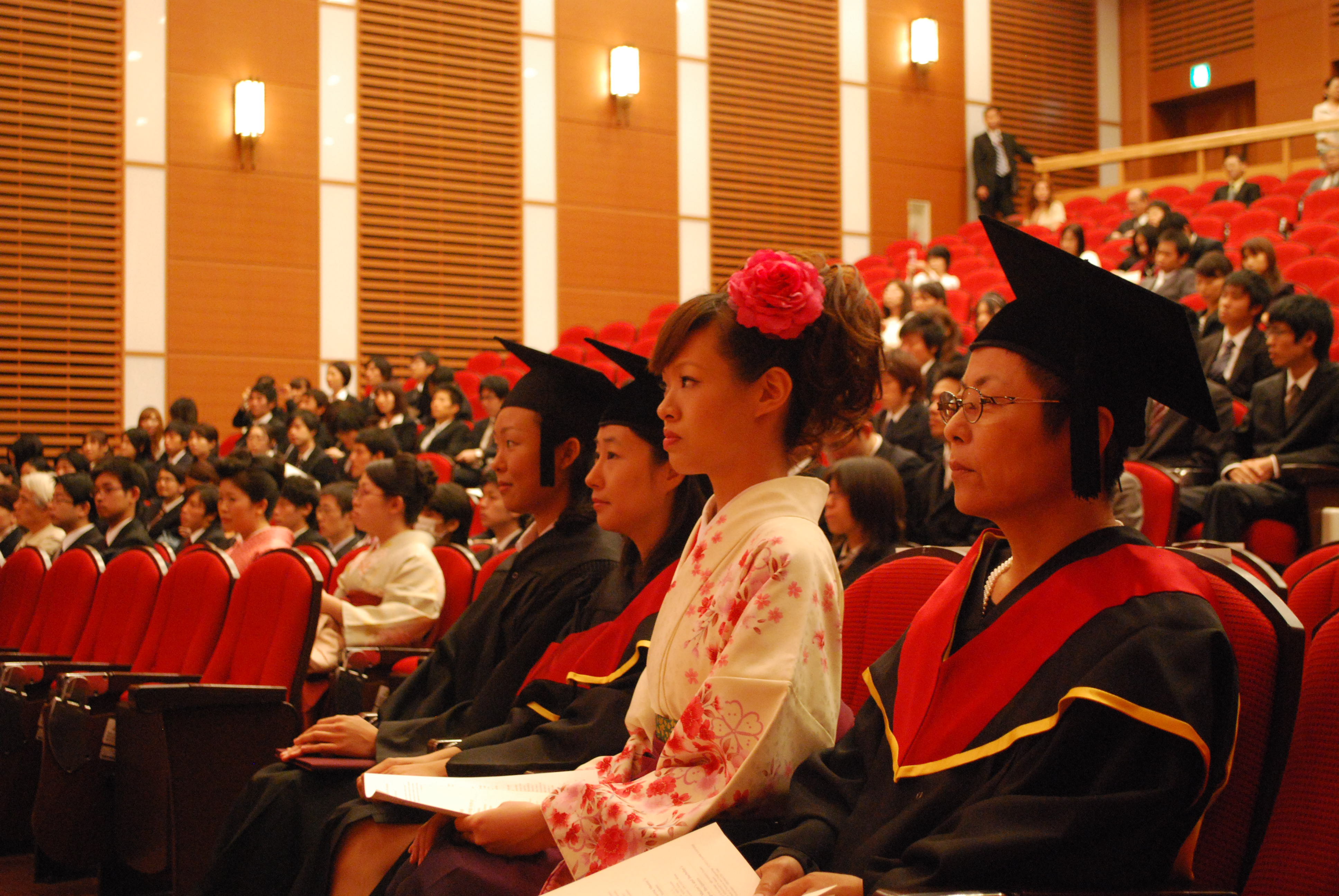 2010年度前期立命館大学卒業式・大学院学位授与式を挙行